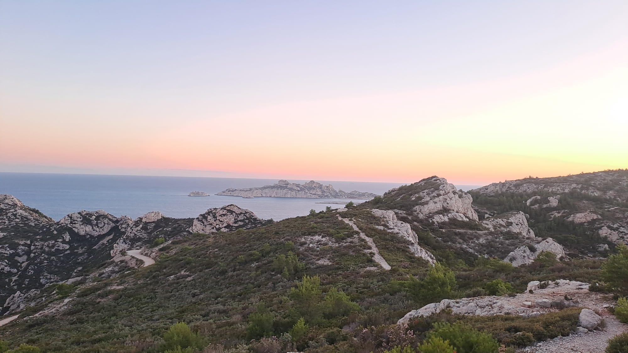Groupe de randonneurs dans les Calanques